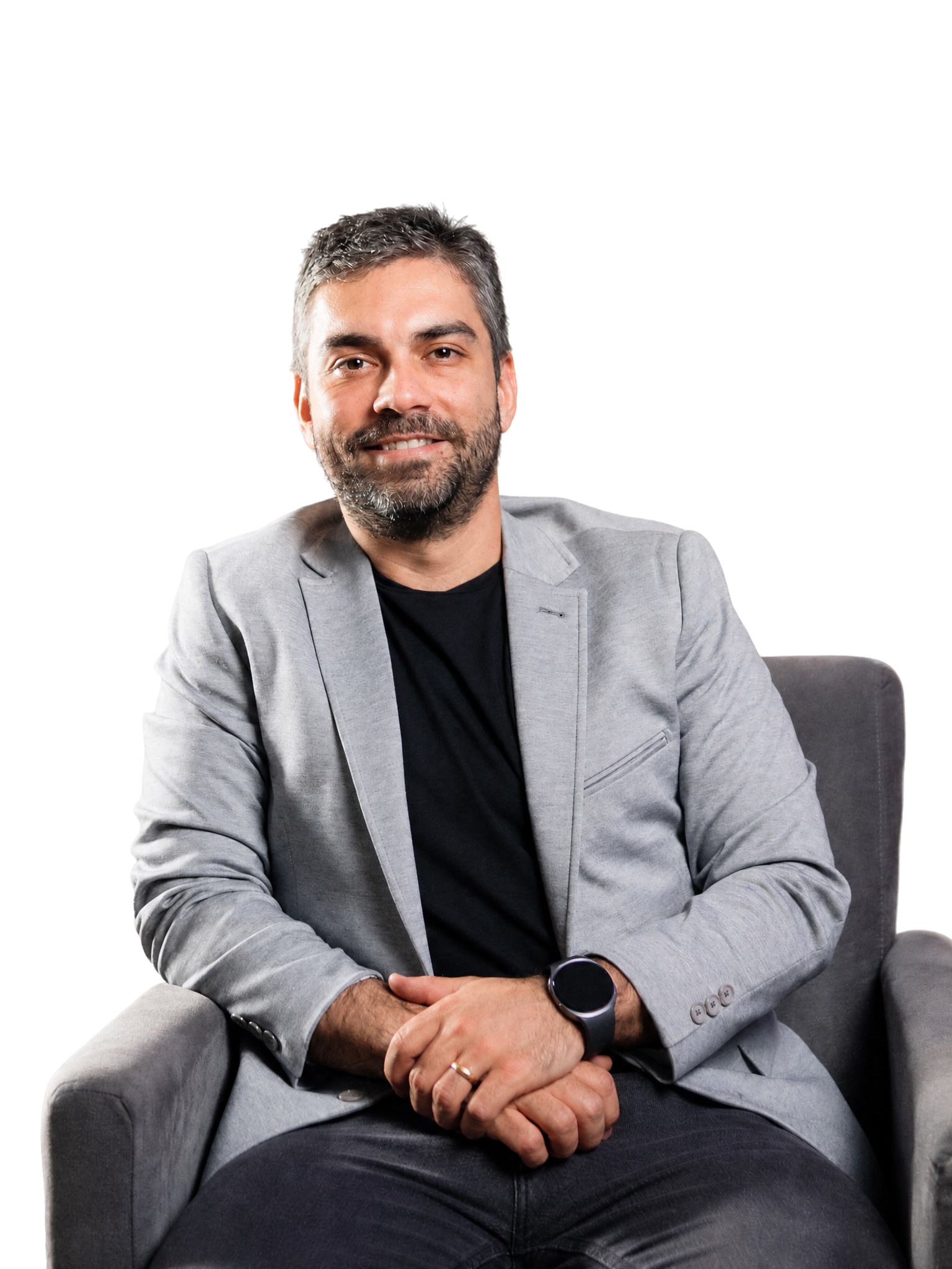 Dr. Rodrigo Elsade sentado, em consulta