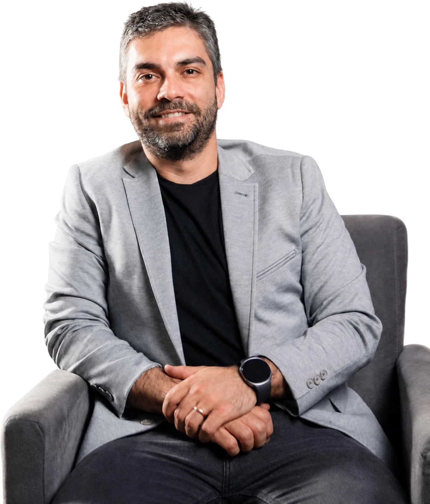Dr. Rodrigo Elsade sentado, em consulta